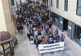 Protesta en Zarautz contra el reparto de alumnado previsto.