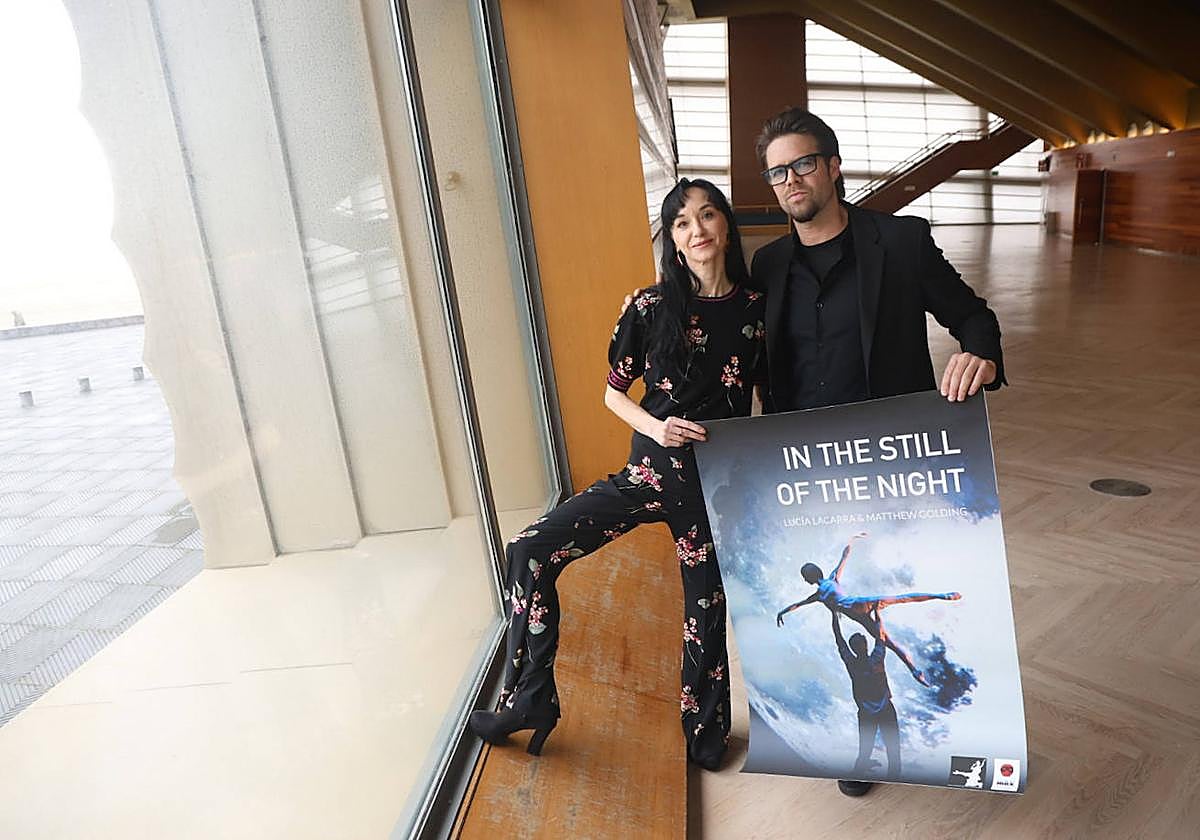 Lucía Lacarra y Matthew Golding posan con el cartel frente a una de las cristaleras del Kursaal, donde actuarán con su nueva obra de danza.
