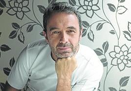 Unai, junto a Patxi los pilotos de El Clarete, posa en el distinguido restaurante.