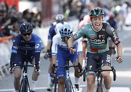 Ide Schelling celebra la victoria en la segunda etapa de la Itzulia en Leitza por delante de Sobrero y Gaudu.