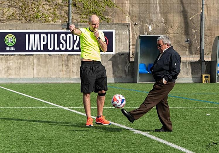 Rufino Arretxe protagonizó el saque de honor del encuentro.