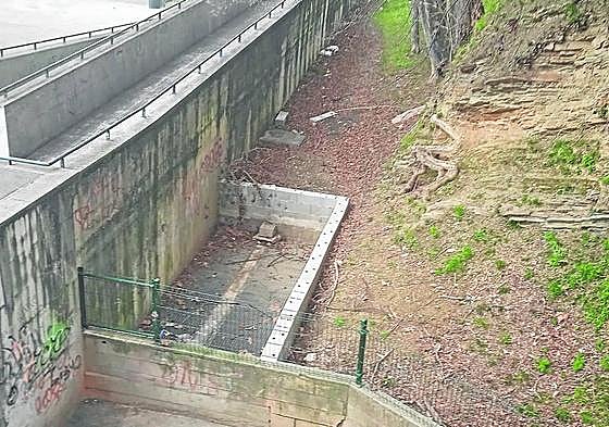 Una vecina de Egia denuncia el «mal estado» que presenta la trasera de Virgen del Carmen 31. Desde hace varios años viene presentando la siguiente queja, «sin respuesta. La zona presenta suciedad, excrementos y la nueva obra del respiradero de los garajes está sin finalizar y sin protección, es un peligro para toda la población».