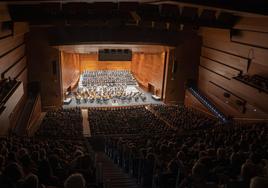 El auditorio del Centro Kursaal se llenó para escuchar a la orquesta Musikene y miembros de cuatro coros.