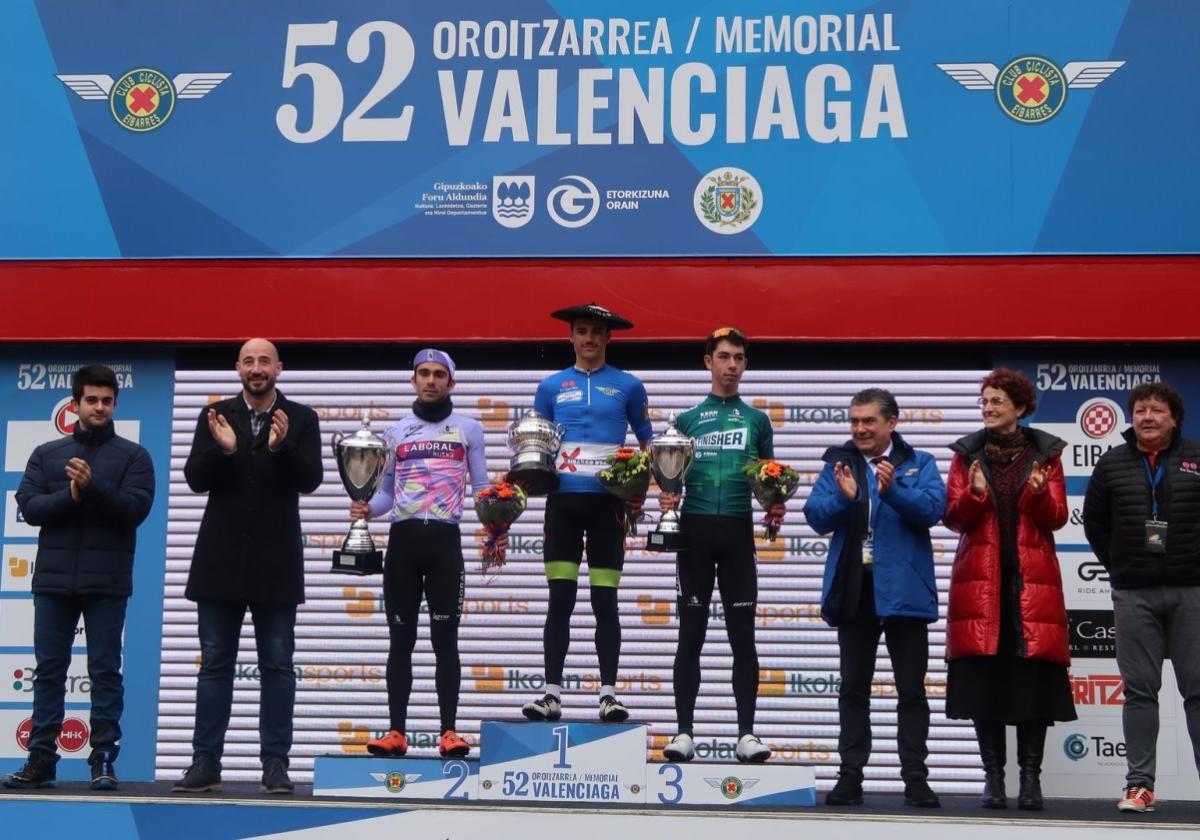 El podio principal del Memorial Valenciaga con los tres primeros y distintas personalidades.