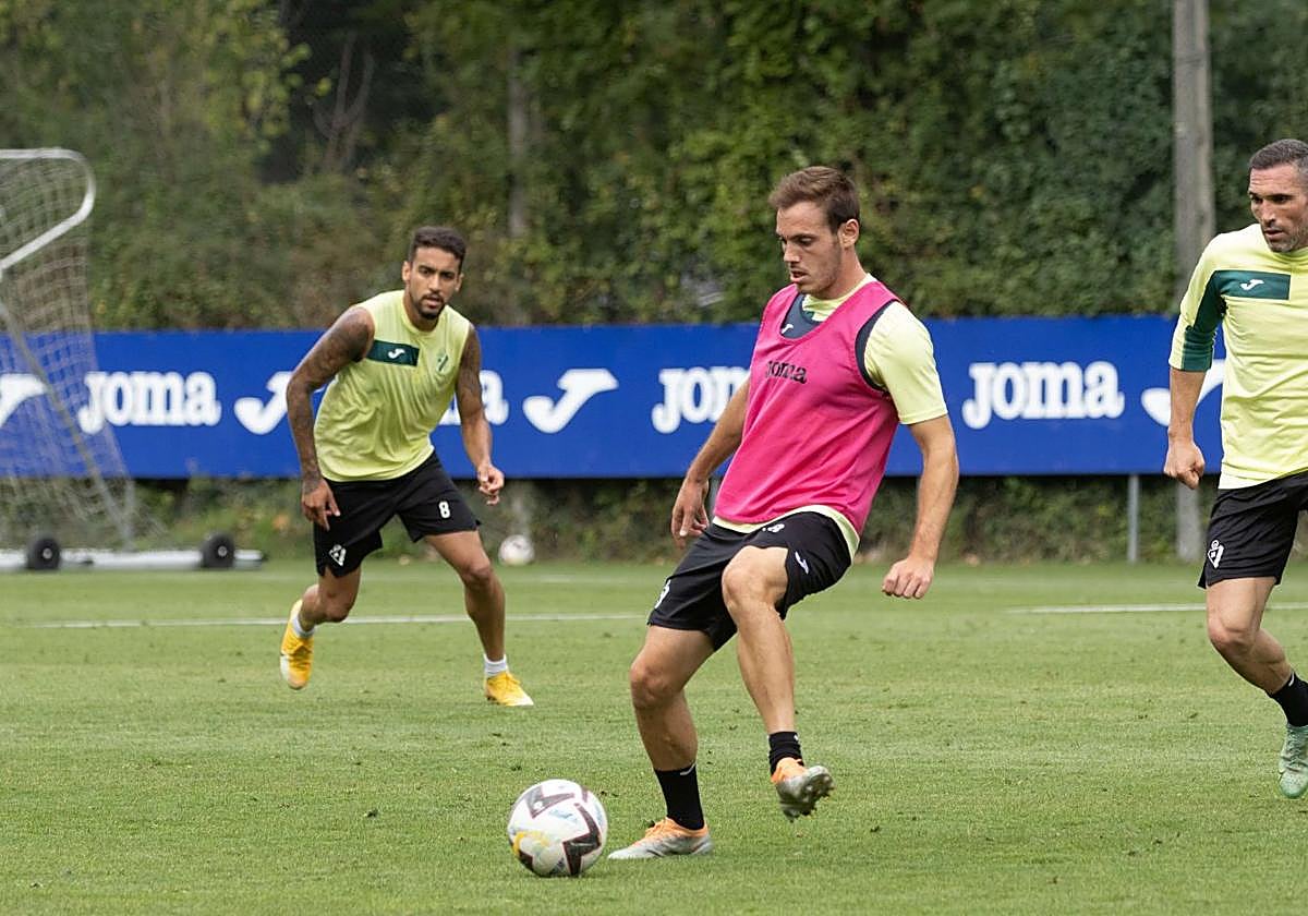 Jon Bautista controla el balón ante Arbilla y Matheus.
