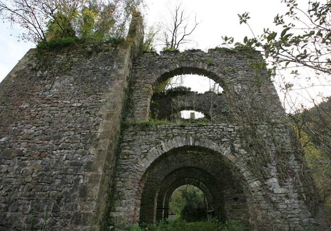 Ruinas de la Real Fábrica de Anclas de Fagollaga, en Hernani.