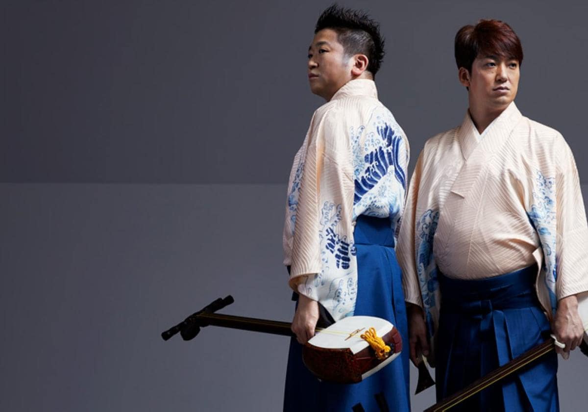 Ryoichiro y Kenichi son los Yoshida Brothers, dúo especialista en tocar el tsugaru shamisen.
