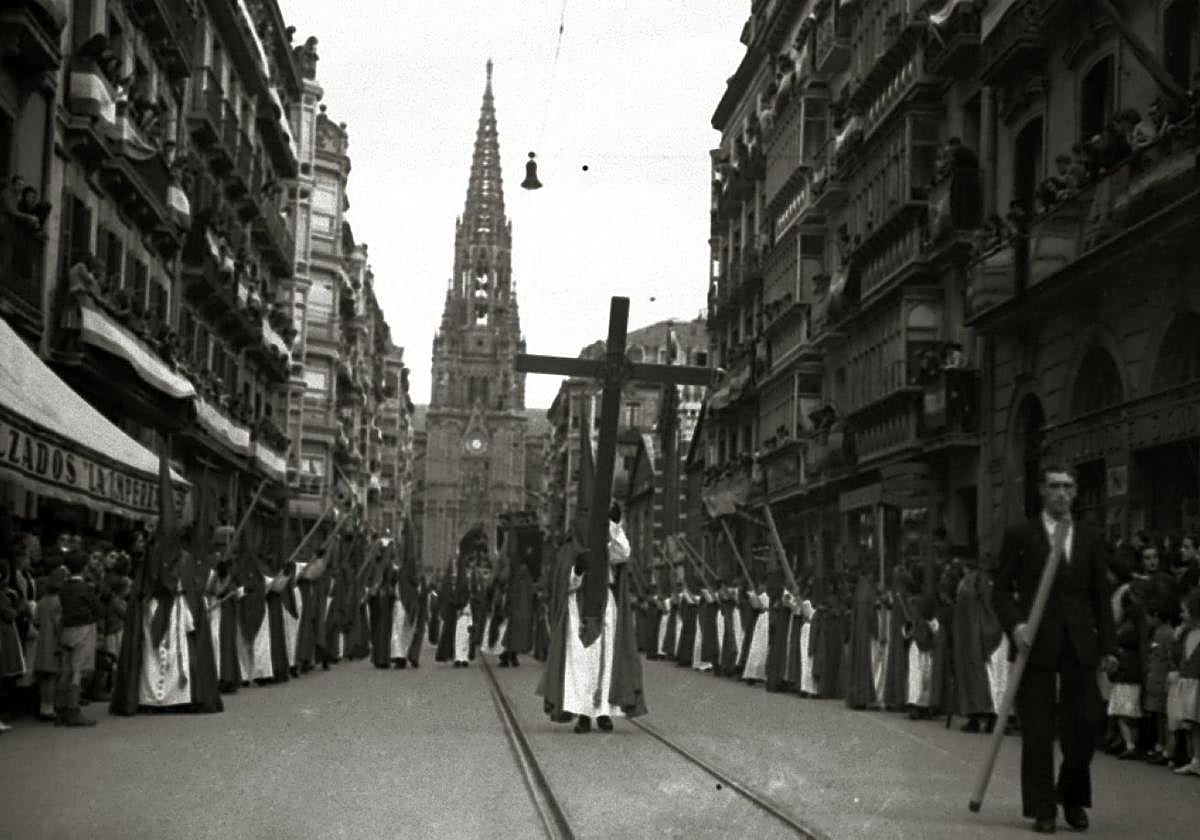 La procesión de Jueves Santo, avanzando por la calle Loiola.