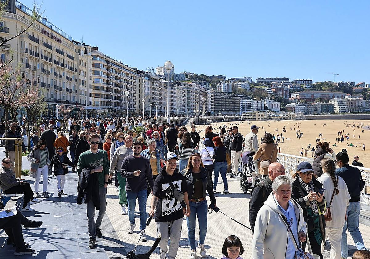 Multitud de turistas en el Paseo de La Concha.