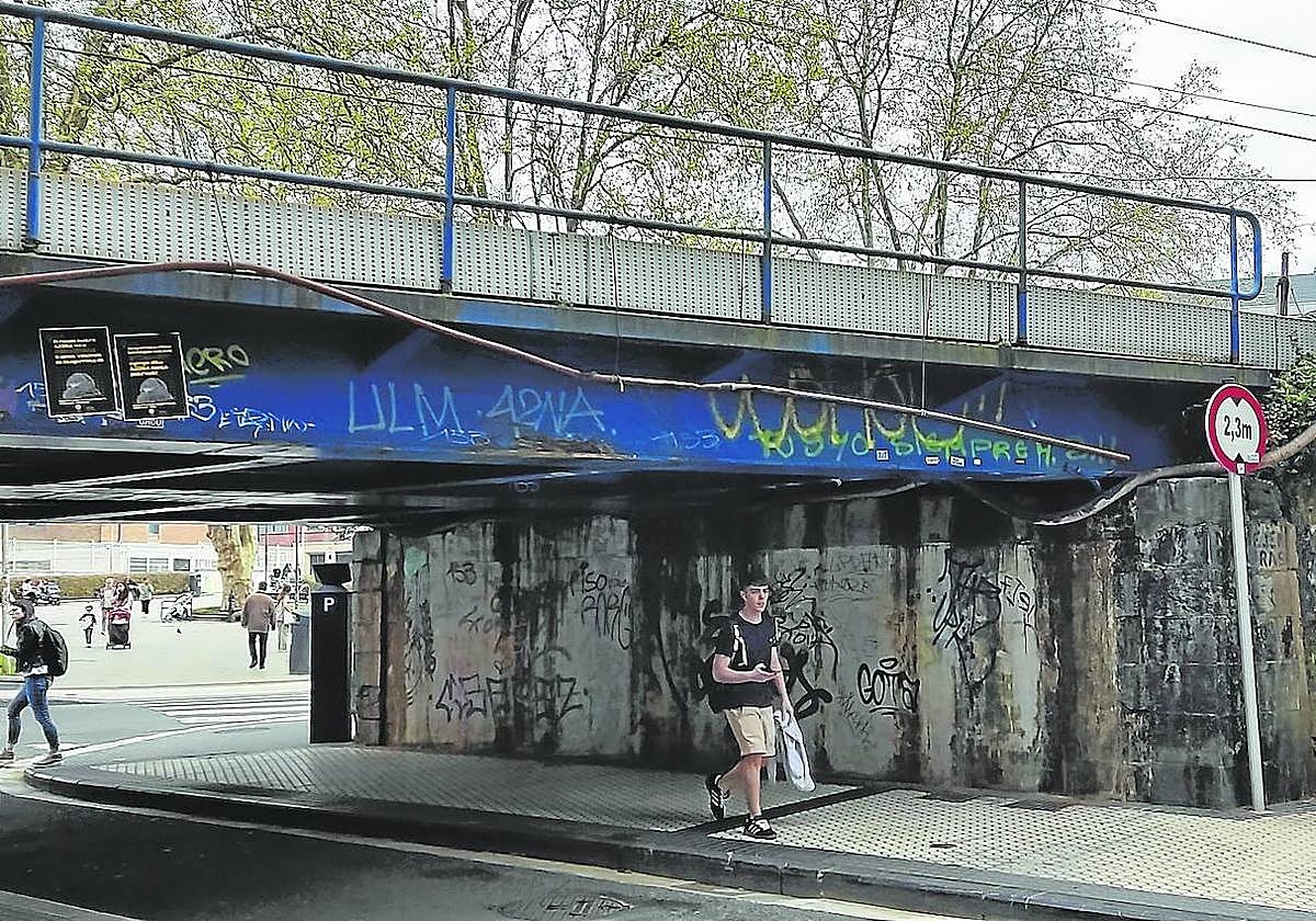 «Quiero llamar la atención sobre el lamentable y peligroso estado del ruidoso puente metálico de la vía férrea a su paso por la calle Misericordia en Gros. Se ve la presencia de cables en mal estado, sin protección y con los aislantes rotos. Paredes sucias y rotas sin ningún tipo de mantenimiento. Por la noche, el puente se convierte en un punto negro de la ciudad».