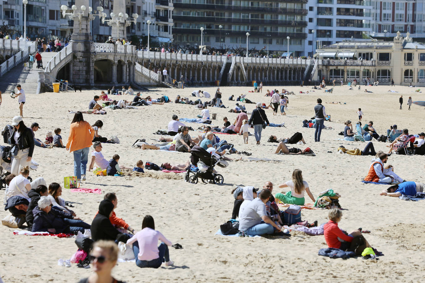El sol acompaña a los turistas que visitan Donostia