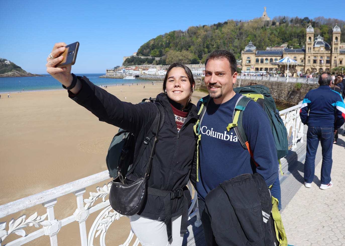 El sol acompaña a los turistas que visitan Donostia