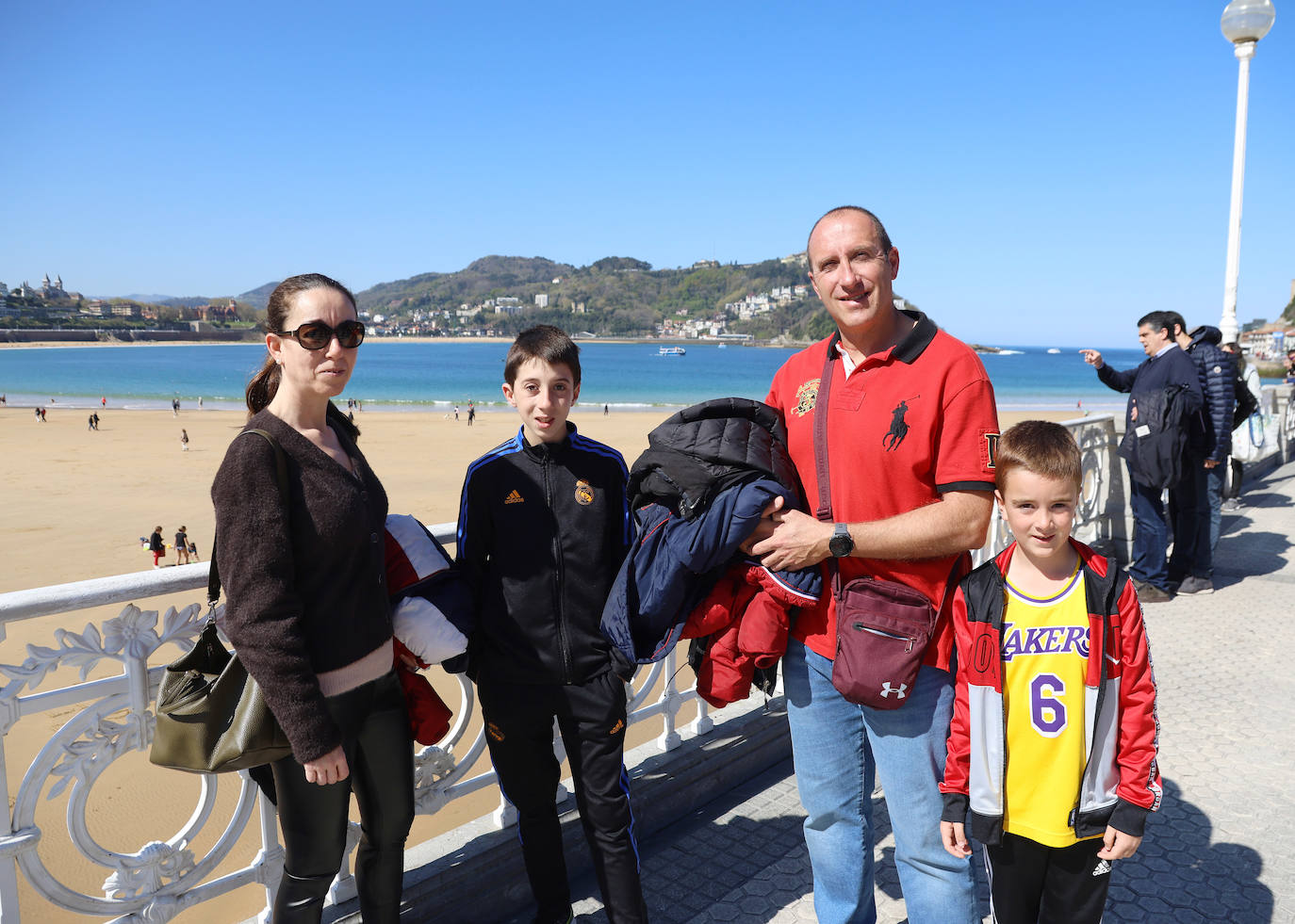 El sol acompaña a los turistas que visitan Donostia