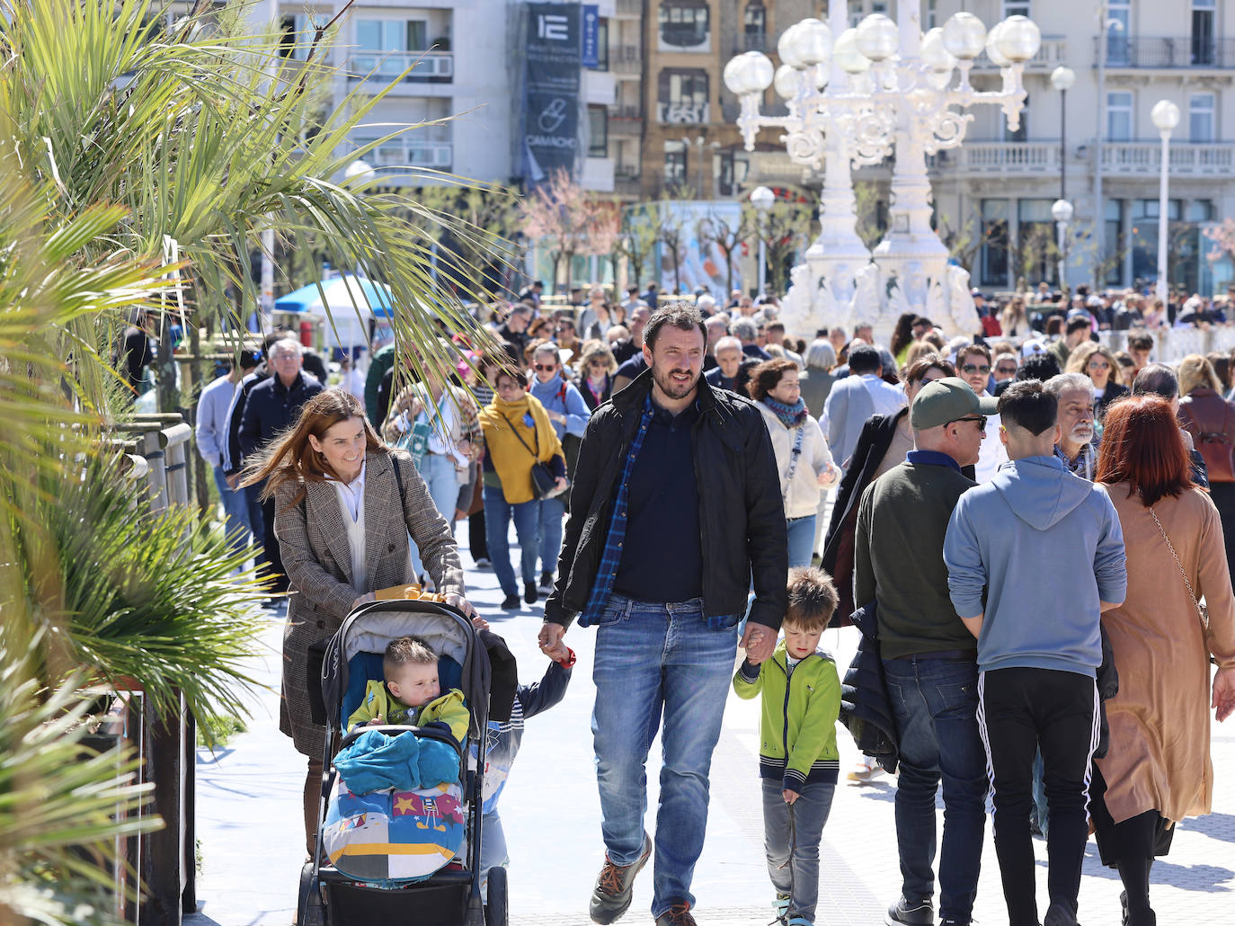 El sol acompaña a los turistas que visitan Donostia