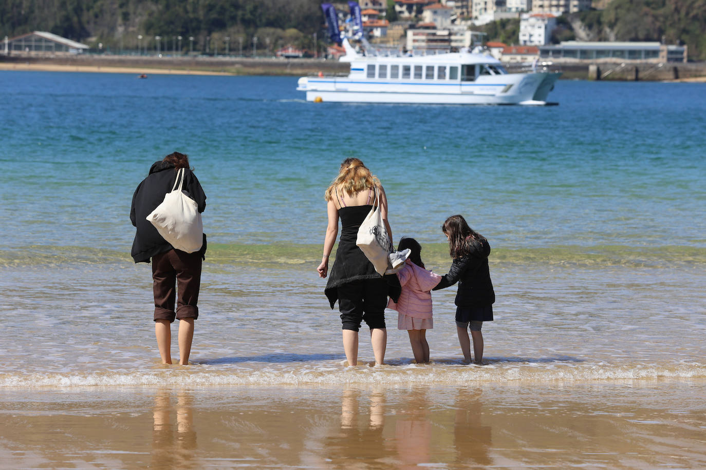 El sol acompaña a los turistas que visitan Donostia