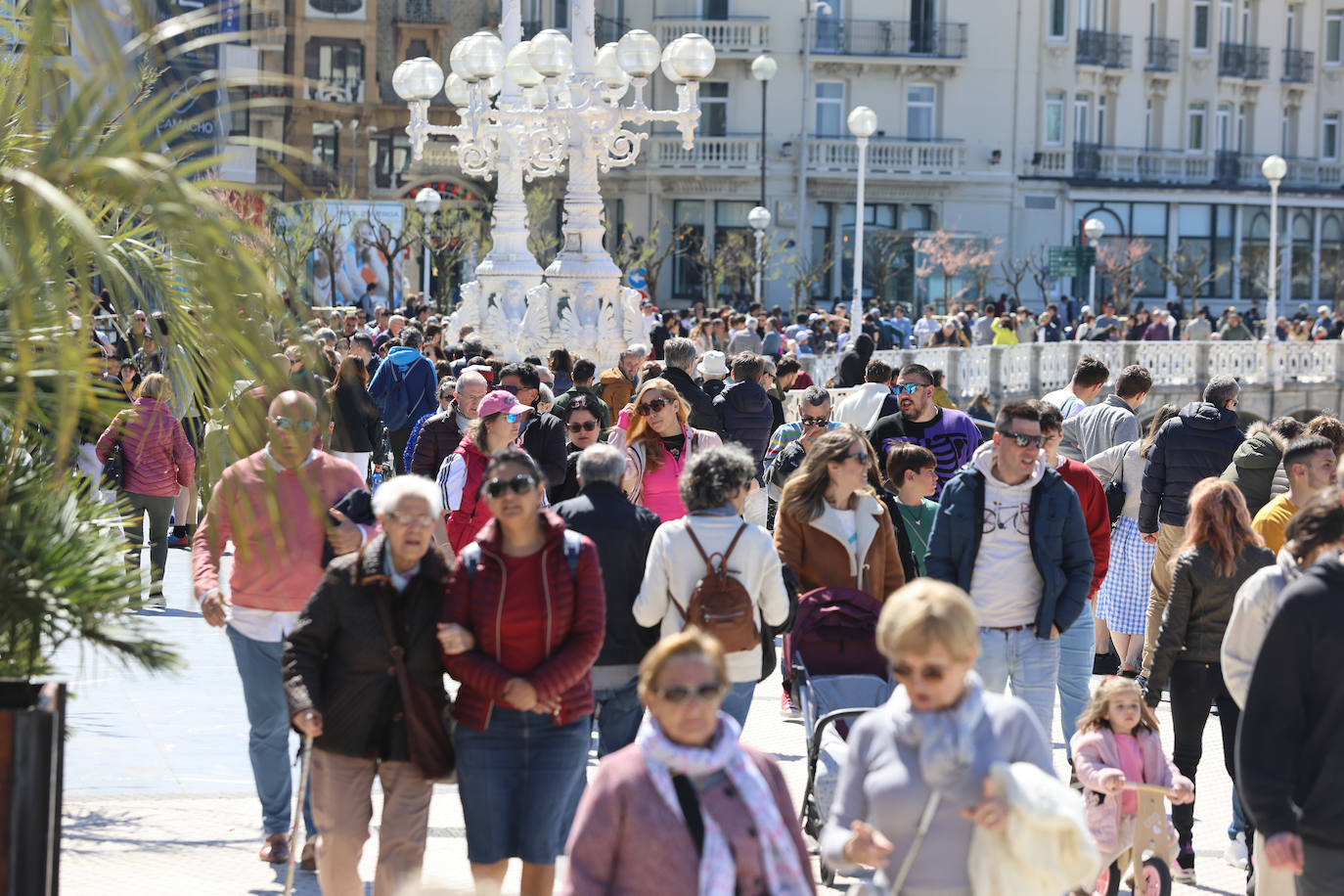 El sol acompaña a los turistas que visitan Donostia