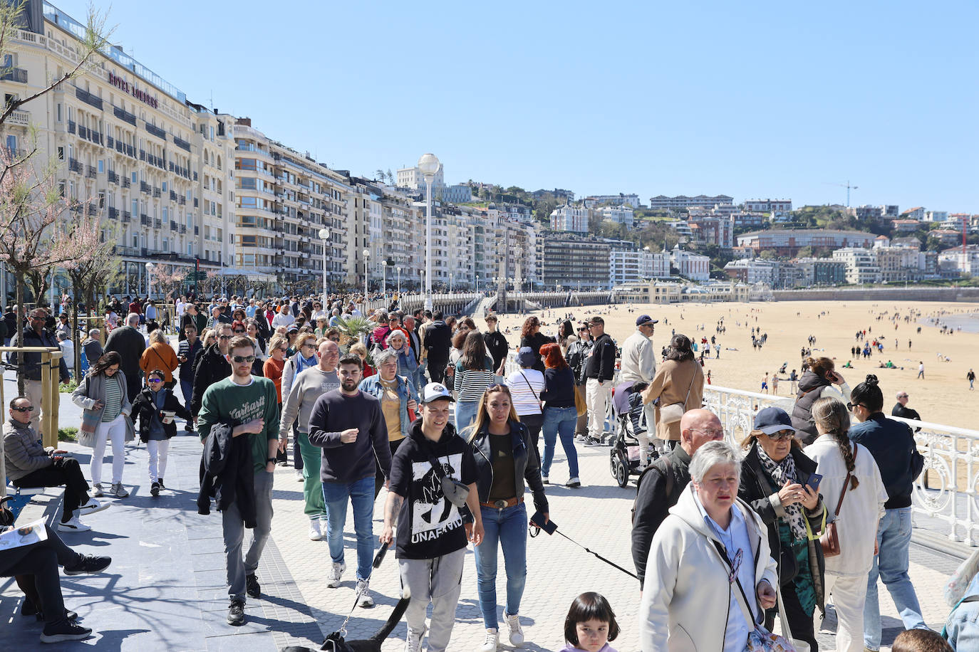 El sol acompaña a los turistas que visitan Donostia