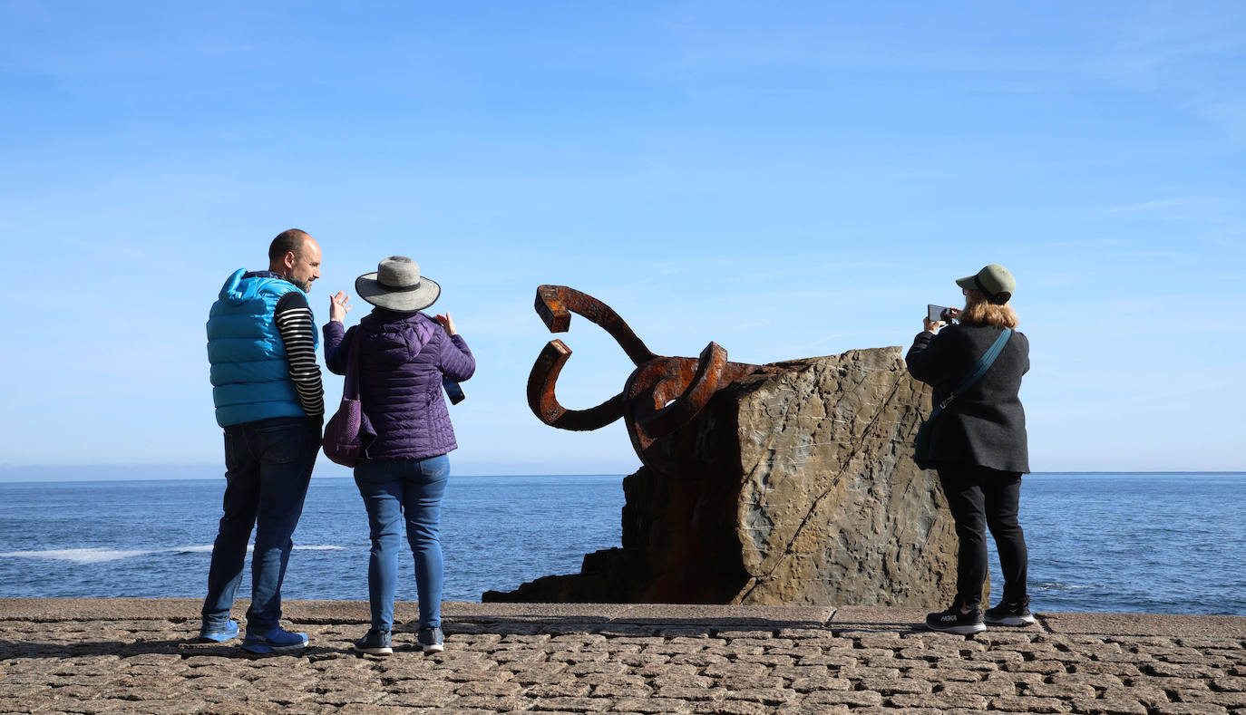 Viernes Santo de sol y turistas