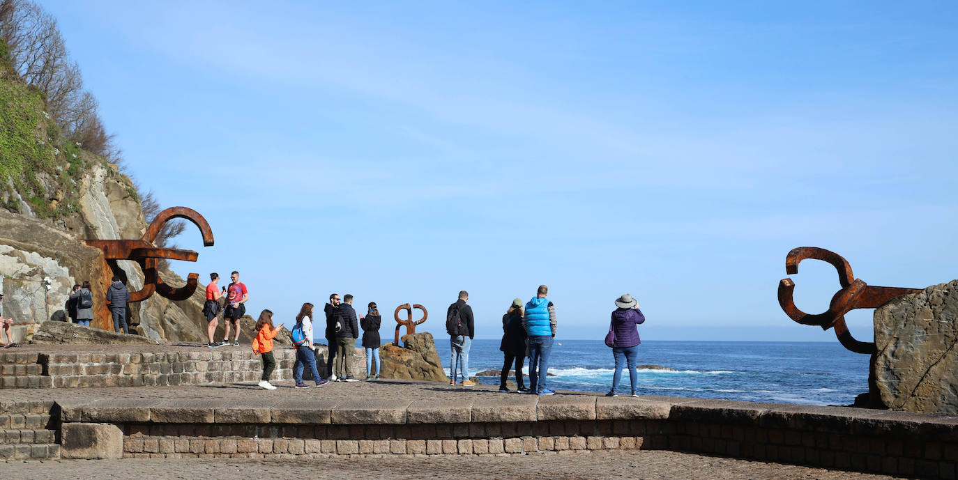 Viernes Santo de sol y turistas