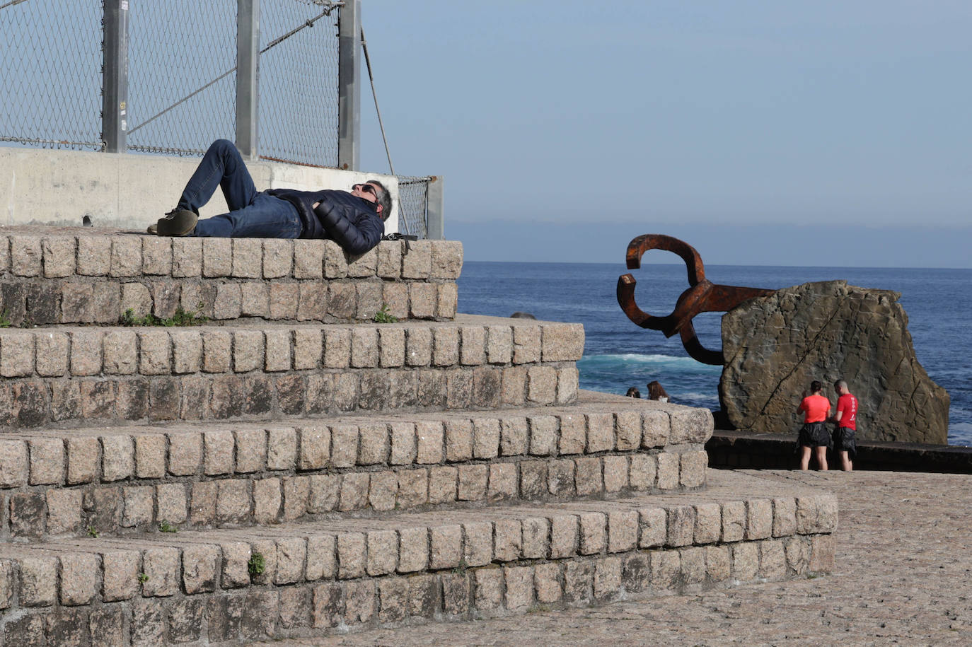 Viernes Santo de sol y turistas
