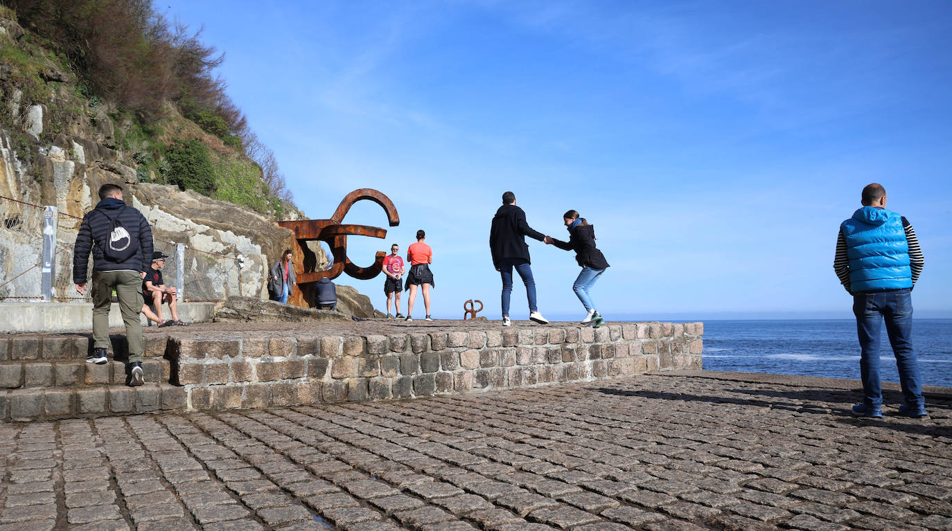 Viernes Santo de sol y turistas