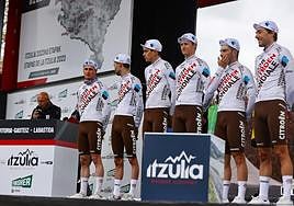 El AG2R-Citroën, en la presentación de una etapa de la Itzulia.