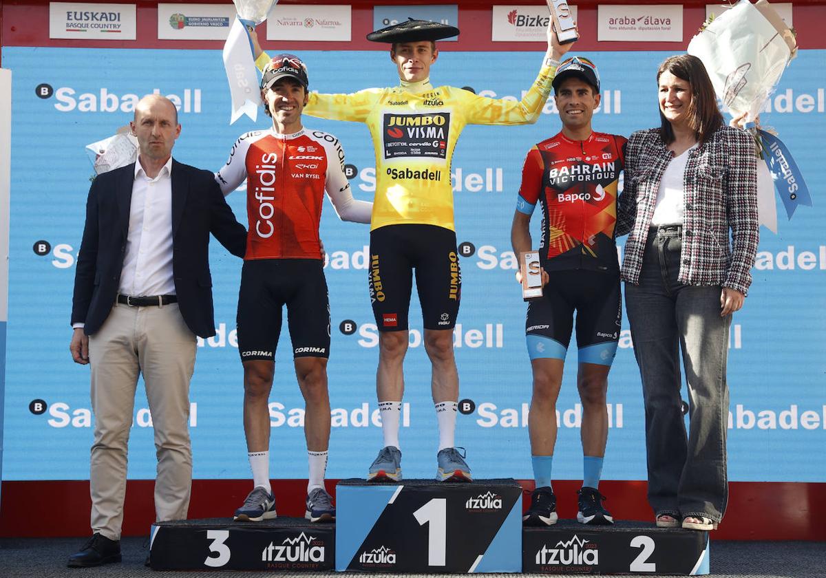 Izagirre, Vingegaard y Landa, en el podio final de la Itzulia.