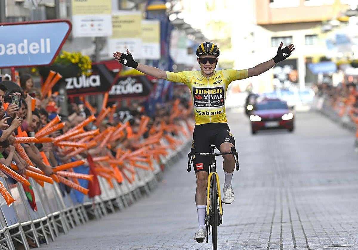 Jonas Vingegaard (Jumbo-Visma) celebra la tercera etapa y su victoria en la Itzulia en las calles de Eibar.