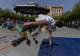 En la plaza del Ensanche, en pleno centro de Irun, habrá exhibiciones atléticas.