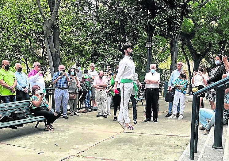Ibane Azpiritxaga baila un 'aurresku' en la euskal etxea de Caracas, de la que es presidente.