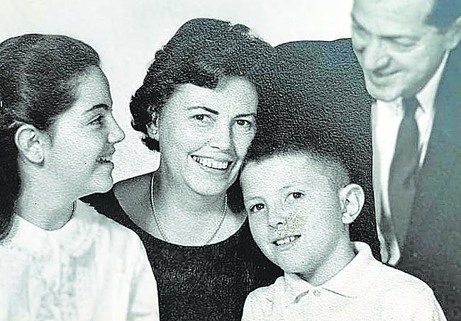 Alberto Arregui, con su mujer y sus dos hijos en 1960.