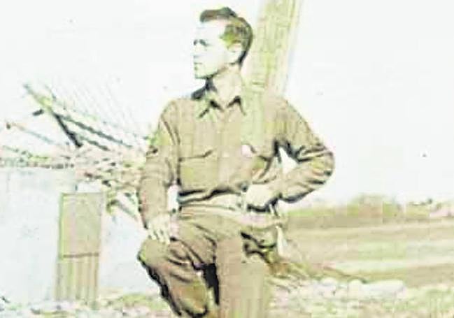 Alberto Arregui, en una imagen, tomada en el frente alemán en abril de 1945, que envió a su familia.