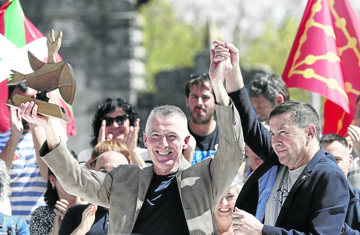 Declan Kearney, representante del Sinn Féin irlandés, participó en el acto político y estuvo acompañado de miembros de la CUP, ERC y BNG.