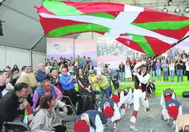 Los dantzaris ondearon una ikurriña como salutación antes del inicio del acto del Aberri Eguna de este domingo en la Plaza Nueva de Bilbao.