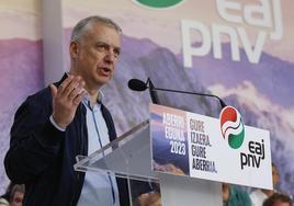 Iñigo Urkullu, este domingo en la plaza Nueva de Bilbao.