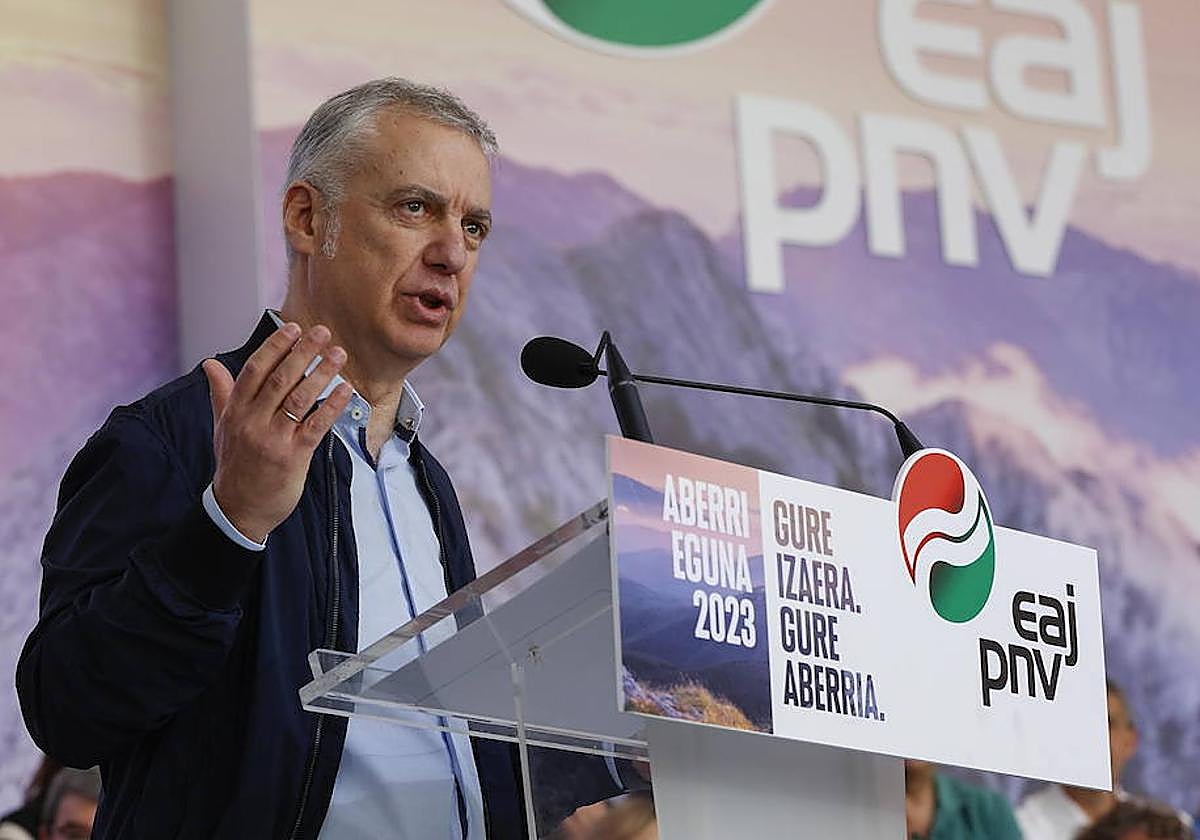 Iñigo Urkullu, este domingo en la plaza Nueva de Bilbao.