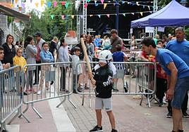 Un niño disfruta en uno de los juegos que organizaron en las fiestas de Fanderia.