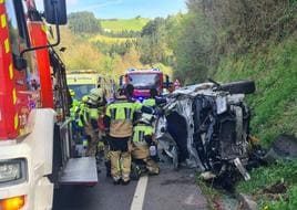 Los bomberos examinan el vehículo accidentado en Ermua.