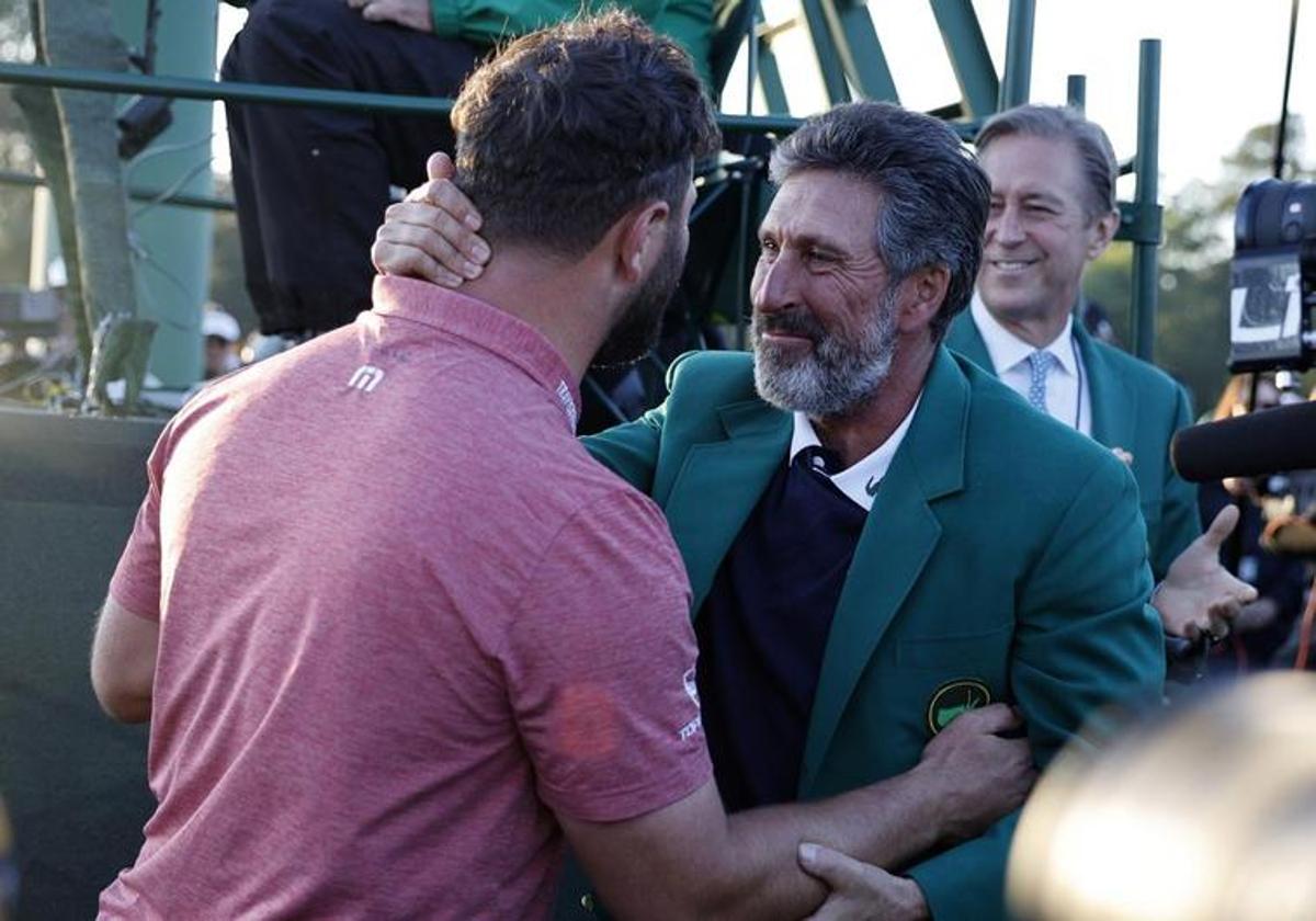 Olazabal abraza a Rahm al finalizar el recorrido en Augusta.