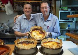 Mikel Castellano y Santi Rivera, con las famosas tartas de queso del bar restaurante La Viña.