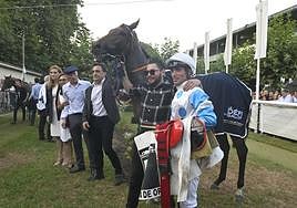 Oscar Anaya (a la izquierda, con visera), vuelve al hipódromo.