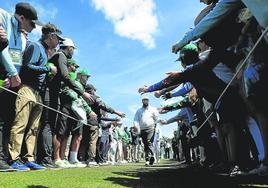 El número uno del mundo se dirige al tee del primer hoyo en la ronda final de Augusta.
