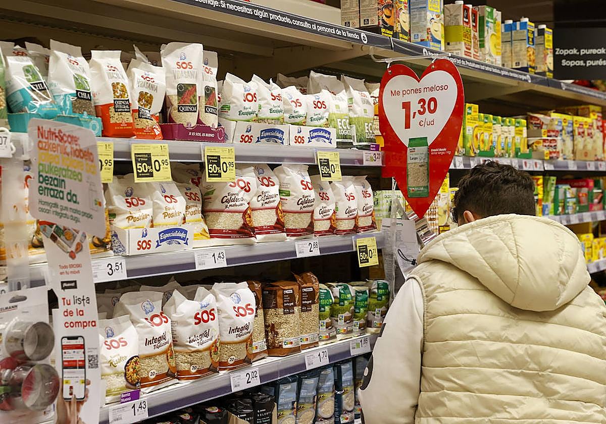 Una consumidora hace la compra en un supermercado vasco.