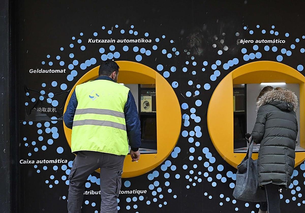 Dos personas, ante una entidad financiera vasca.
