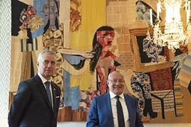El lehendakari Iñigo Urkullu y el embajador francés Jean-Michel Casa, en la reunión mantenida hoy en la embajada gala en Madrid.