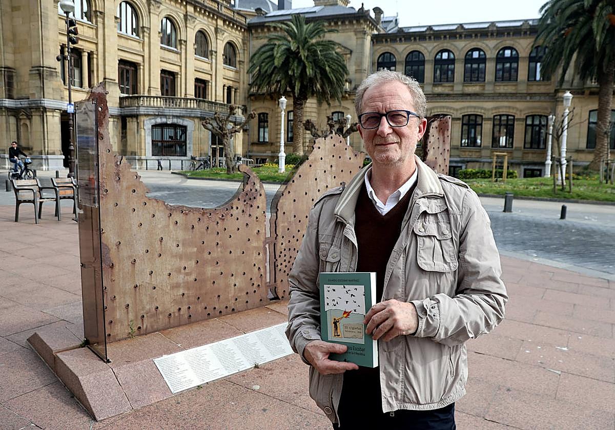 Eduardo Escobar, en Donostia con su libro.