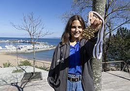 Irati Idiakez muestra en Getaria la medalla de oro lograda en el Mundial de Snowboard adaptado en La Molina.