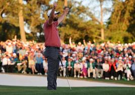 Jon Rahm celebra su victoria en Augusta.