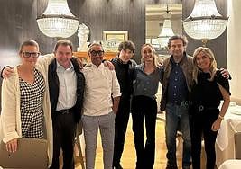 Los presentadores de Masterchef, junto a Martin Berasategui, y los responsables del restaurante Rekondo de Donostia.
