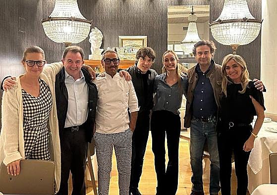 Los presentadores de Masterchef, junto a Martin Berasategui, y los responsables del restaurante Rekondo de Donostia.